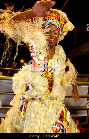 salvador, bahia / brésil - 9 février 2013: Les membres du bloc de carnaval Ile Aiye sont vus lors d'une représentation de carnaval dans la ville de Salvador. Banque D'Images