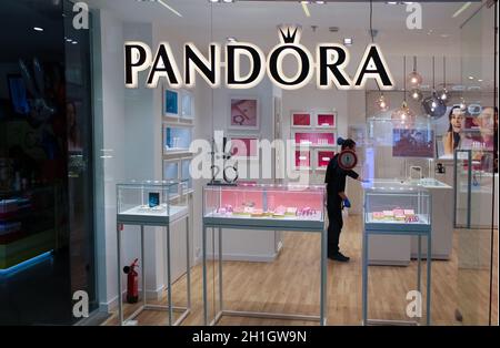 Kiyv, Ukraine - 9 août 2020 : voir au magasin Pandora de Kiyv, Ukraine, le 9 août 2020.Pandora est une entreprise qui conçoit, fabrique et commercialise Banque D'Images