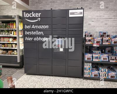 WETZLAR, ALLEMAGNE - DEZEMBER 18 2019: Casier amazonien situé à l'intérieur de Whole Foods à WETZLAR, Allemagne. Banque D'Images