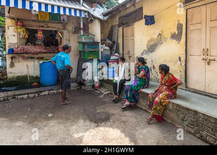 Mumbai, Inde - 22 novembre 2019 : des femmes non identifiées se détendent dans la rue de Mumbai (connue familièrement sous le nom de Bombay), Inde. Banque D'Images