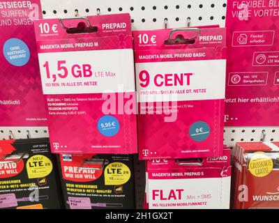 WETZLAR, ALLEMAGNE - DEZEMBER 18 2019: Cartes-cadeaux prépayées Mobil magenta affichées à l'achat dans un supermarché. Banque D'Images