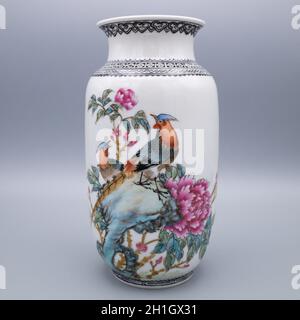 Vase à la rose de la famille chinoise avec décoration d'oiseau et de fleur et inscription calligraphique du Couplet poétique par l'empereur Qianlong Banque D'Images