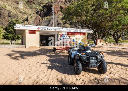 Santa Cruz de Tenerife, Canaries, Espagne - Décembre 11, 2016 : La station de sauvetage permanent et un véhicule de secours sur la célèbre plage de Las Teresitas être Banque D'Images