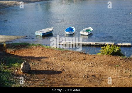 Bateaux à rames amarrés dans la baie de Mistra, Xemxija, une partie de la baie de Saint-Paul, région du Nord, Malte.Photo de Willy Matheisl Banque D'Images