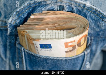 Un paquet de 50 billets en euros dans la poche d'une veste en denim Banque D'Images