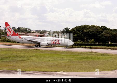 porto Seguro, bahia / brésil - 30 avril 2010: Boeing 737-800 de la société Gol Linhas Aereas est vu pendant la procédure d'atterrissage au Banque D'Images