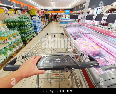 PRAGUE, RÉPUBLIQUE TCHÈQUE – 17 AOÛT 2020 : shopping dans un supermarché LIDL à prix réduit.Main tenant un panier pendant le magasinage dans une épicerie s Banque D'Images