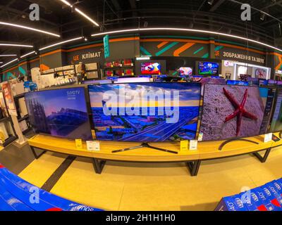 Kiev, Ukraine - 16 août 2020: Nouveau tv Sumsung à l'intérieur du magasin à Kiev, Ukraine le 29 juillet 2020 Banque D'Images