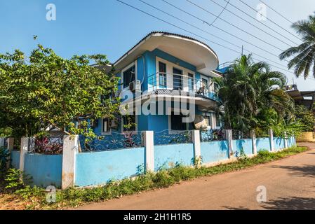 Candolim, North Goa, Inde - 23 novembre 2019: Vue sur la rue de Candolim par beau temps avec Diego Villa maison d'hôtes à Candolim, North Goa, Inde. Banque D'Images