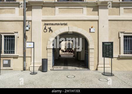 Graz, Autriche. Août 2020. L'entrée de Leslie Open, un cinéma en plein air dans la cour d'un bâtiment mansardé dans le centre-ville Banque D'Images