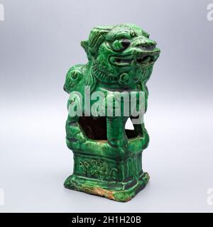 Poo dog - faïence - Antique Chinois Vert glacé Foo Lion Joss Stick Holder - Chine - dynastie Qing (1644-1911) Banque D'Images