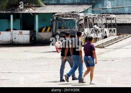 salvador, bahia / brésil - 30 août 2012: Les gens passent par un bus en feu lors d'une manifestation dans la ville de Salvador. Banque D'Images