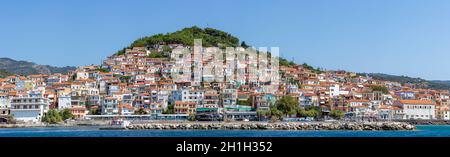 Village de Plomari, vue panoramique sur la 'maison de l'ouzo', comme on l'appelle, en raison de la grande tradition dans la fabrication de l'ouzo boire.Sur l'île de Lesvos, Grèce, Banque D'Images