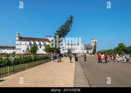 Old Goa, Inde - 23 novembre 2019 : touristes et locaux devant l'église catholique Saint François d'Assise et la cathédrale se à Old Goa, Inde. Banque D'Images