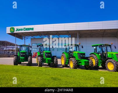 Kiev, Ukraine - 24 août 2020 : les puissants tracteurs du magasin John Deer de Kiev, Ukraine, le 16 juin 2020. Rangée de nouveaux tracteurs John Deere Banque D'Images