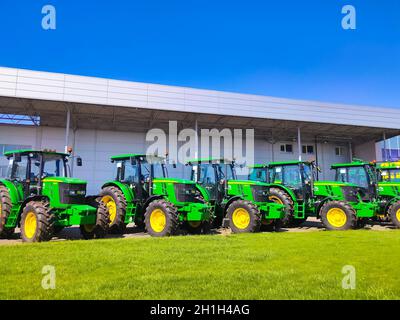 Kiev, Ukraine - 24 août 2020 : les puissants tracteurs du magasin John Deer de Kiev, Ukraine, le 16 juin 2020. Rangée de nouveaux tracteurs John Deere Banque D'Images