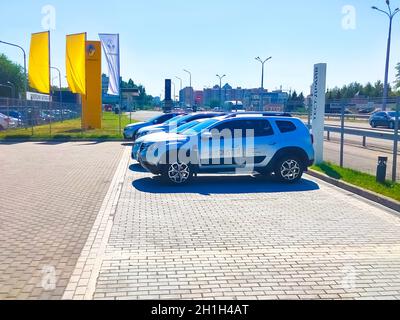 Kiev, Ukraine - 29 juillet 2020 : salon Renault avec signe contre ciel bleu.Renault est connu pour son rôle dans le sport automobile, en particulier dans la course, la Formule Banque D'Images