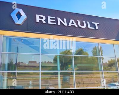 Kiev, Ukraine - 29 juillet 2020 : salon Renault avec signe contre ciel bleu.Renault est connu pour son rôle dans le sport automobile, en particulier dans la course, la Formule Banque D'Images