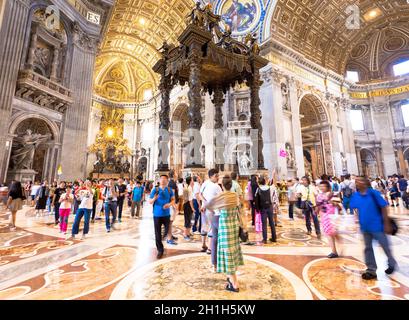 ROME, VATICAN - Août 24, 2018 : l'intérieur de la Basilique Saint-Pierre avec l'arrivée du tourisme de masse Banque D'Images