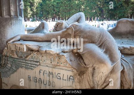 GÊNES, ITALIE - juin 2020 : statue antique d'ange (1910, marbre) dans un cimetière catholique chrétien - Italie Banque D'Images