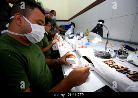 salvador, bahia / brésil - 4 novembre 2015: le personnel militaire de la marine brésilienne travaille dans un atelier de prothèse dentaire pendant l'action sociale sur Banque D'Images