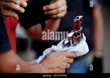 salvador, bahia / brésil - 16 octobre 2015 : revolver saisi par la police des mains d'un agresseur lors d'une action dans la ville de Salvador.** Banque D'Images