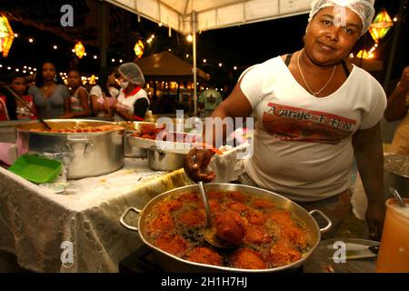 ilheus, bahia / brésil - 24 juin 2011: Vendeur d'acaraje est vu friture les boulettes dans l'huile de palme dans la ville d'Iheus, dans le sud de Bahia. Banque D'Images