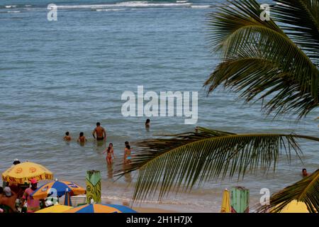 porto seguro, bahia / brésil - 3 janvier 2008: Les gens sont vus se baigner dans une petite plage dans la ville de Porto Seguro, dans le sud de Bahia. Banque D'Images