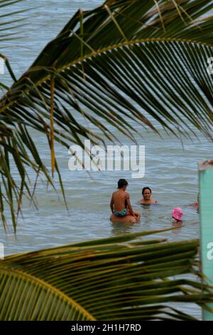 porto seguro, bahia / brésil - 3 janvier 2008: Les gens sont vus se baigner dans une petite plage dans la ville de Porto Seguro, dans le sud de Bahia. Banque D'Images