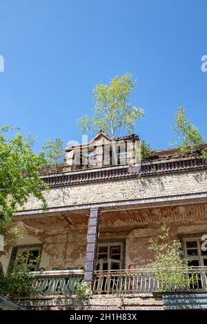 BEELITZ, ALLEMAGNE - 30 JUIN 2020. Terrasses couchée pour les patients. La chirurgie est le bâtiment le plus moderne des sanatoriums abandonnés et montre de façon impressionnante Banque D'Images