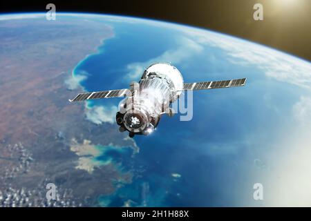 Planète Terre.Des engins spatiaux se lancent dans l'espace.Éléments de cette image fournis par la NASA. Banque D'Images