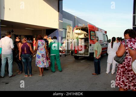 salvador, bahia / brésil - 28 novembre 2012: Les gens sont vus à côté d'une ambulance de Samu 192, près de l'urgence de l'hôpital Roberto Santos dans le c Banque D'Images