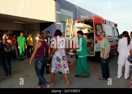 salvador, bahia / brésil - 28 novembre 2012: Les gens sont vus à côté d'une ambulance de Samu 192, près de l'urgence de l'hôpital Roberto Santos dans le c Banque D'Images
