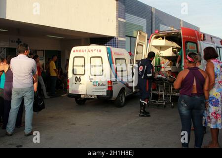 salvador, bahia / brésil - 28 novembre 2012: Les gens sont vus à côté d'une ambulance de Samu 192, près de l'urgence de l'hôpital Roberto Santos dans le c Banque D'Images