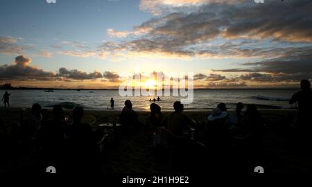 Camamu, bahia / brésil - 27 décembre 2011: Les gens sont vus pendant le coucher du soleil à la plage de Ponta de Muta, dans le quartier de Barra Grande dans la ville de Camam Banque D'Images