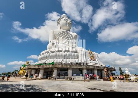 Phuket, Thaïlande - 29 novembre 2019 : de nombreux touristes et voyageurs visitent le célèbre Grand Bouddha de 45 mètres à Phuket. Phuket est une grande île et un po Banque D'Images