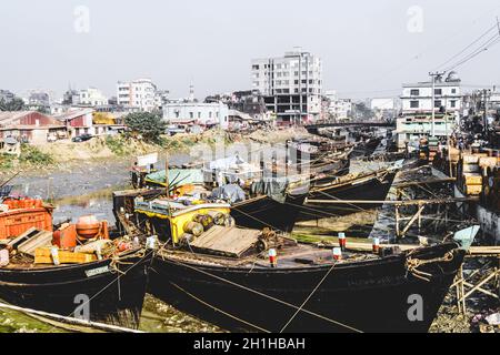 Chittagong, Bangladesh, 23 décembre 2017 : bateaux Fishng dans un canal près du marché aux poissons de Chittagong, Bangladesh Banque D'Images