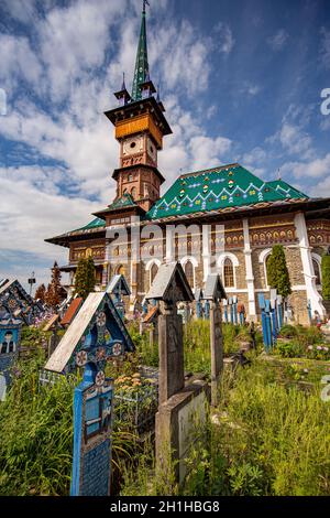 SAPANTA, ROUMANIE - 03 SEPTEMBRE 2020 - - Cimetière Joyeux (Cimitirul Vesel) dans le village de Sapanta, dans le nord de la Roumanie. Banque D'Images