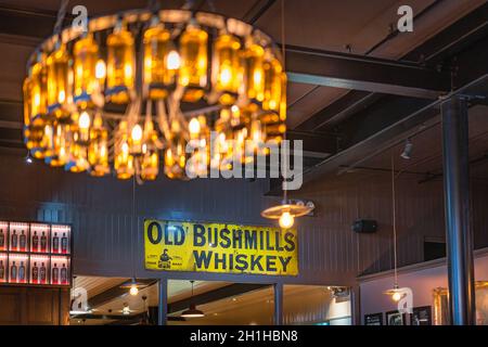 Bushmills, Irlande du Nord, août 2019 Old Bushmills Whiskey signe dans le centre des visiteurs de la distillerie, bar et boutique Banque D'Images