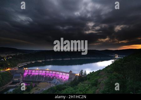 Vue depuis le point de vue appelé Kleine Kanzel au lac allemand Edersee en été Banque D'Images