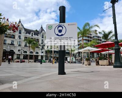 Monte-Carlo, Monaco - 9 septembre 2020 : masque facial de protection requis signe sur la place du Casino à Monte-Carlo, Monaco, Europe. Vue rapprochée Banque D'Images