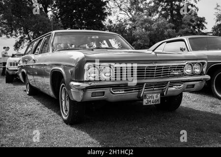DIEDERSDORF, ALLEMAGNE - 30 AOÛT 2020 : la voiture pleine grandeur Chevrolet Caprice Estate, 1966. Noir et blanc. L'exposition « US car Classics ». Banque D'Images