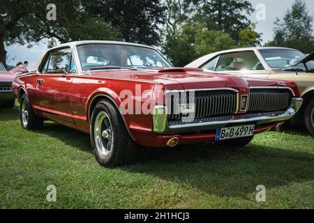 DIEDERSDORF, ALLEMAGNE - 30 AOÛT 2020 : la voiture poney Mercury Cougar, 1967. L'exposition « US car Classics ». Banque D'Images