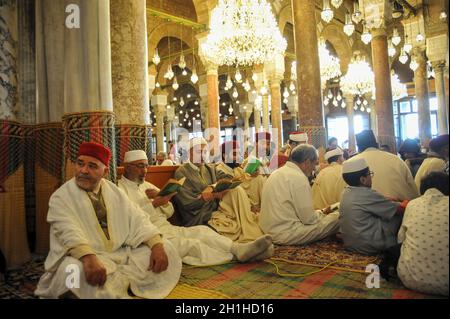 Non exclusif: TUNIS, TUNISIE 18 OCTOBRE 2021: Les musulmans assistent à une cérémonie religieuse commémorant la naissance du prophète bien-aimé des musulmans, Muhammed, Know Banque D'Images