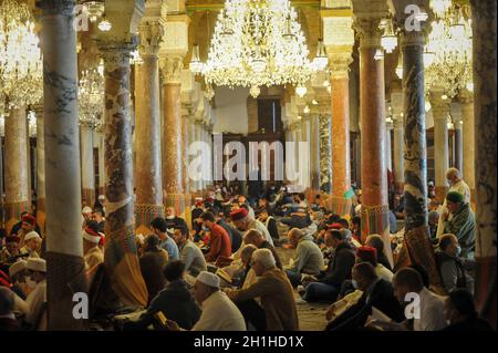 Non exclusif: TUNIS, TUNISIE 18 OCTOBRE 2021: Les musulmans assistent à une cérémonie religieuse commémorant la naissance du prophète bien-aimé des musulmans, Muhammed, Know Banque D'Images