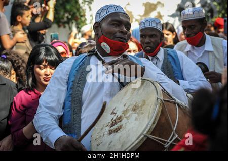 Non exclusif: TUNIS, TUNISIE 18 OCTOBRE 2021: Les musulmans assistent à une cérémonie religieuse commémorant la naissance du prophète bien-aimé des musulmans, Muhammed, Know Banque D'Images