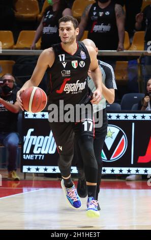 Bologne, Italie.16 octobre 2021.Marco Ceron (Segafredo Virtus Bologna) pendant la série A1 italien LBA championnat de basket-ball match Segafredo Virtus Bologna vs.Allianz Pallacanestro Trieste au palais sportif de Paladozza - Bologne, 16 octobre 2021 crédit: Independent photo Agency/Alay Live News Banque D'Images