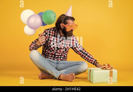 cadeau ouvert. hipster souriant avec joie. amusez-vous à la fête. préparez-vous pour les vacances. Event Manager pose avec un accessoire de fête. Concept de plaisir et de bonheur Banque D'Images
