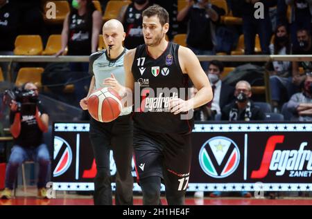 Bologne, Italie.16 octobre 2021.Marco Ceron (Segafredo Virtus Bologna) pendant la série A1 italien LBA championnat de basket-ball match Segafredo Virtus Bologna vs.Allianz Pallacanestro Trieste au palais sportif de Paladozza - Bologne, 16 octobre 2021 crédit: Independent photo Agency/Alay Live News Banque D'Images