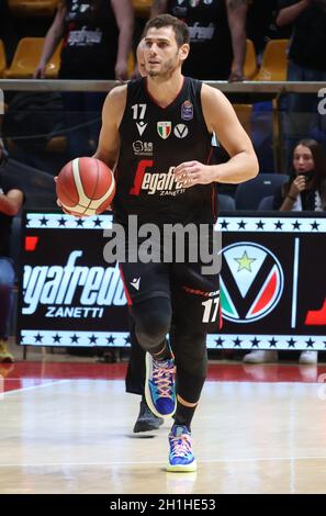 Bologne, Italie.16 octobre 2021.Marco Ceron (Segafredo Virtus Bologna) pendant la série A1 italien LBA championnat de basket-ball match Segafredo Virtus Bologna vs.Allianz Pallacanestro Trieste au palais sportif de Paladozza - Bologne, 16 octobre 2021 crédit: Independent photo Agency/Alay Live News Banque D'Images